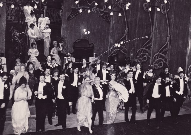 Omdat mijnheer de baron vond dat het voor iedereen crisis was in die tijd kostte het verjaardagsfeestje van zijn vrouw deze keer maar twee miljoen frank.